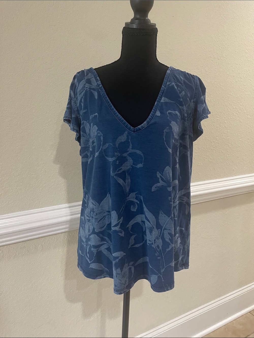 White House Black Market Blue Floral V-Neck Short Sleeve Top
